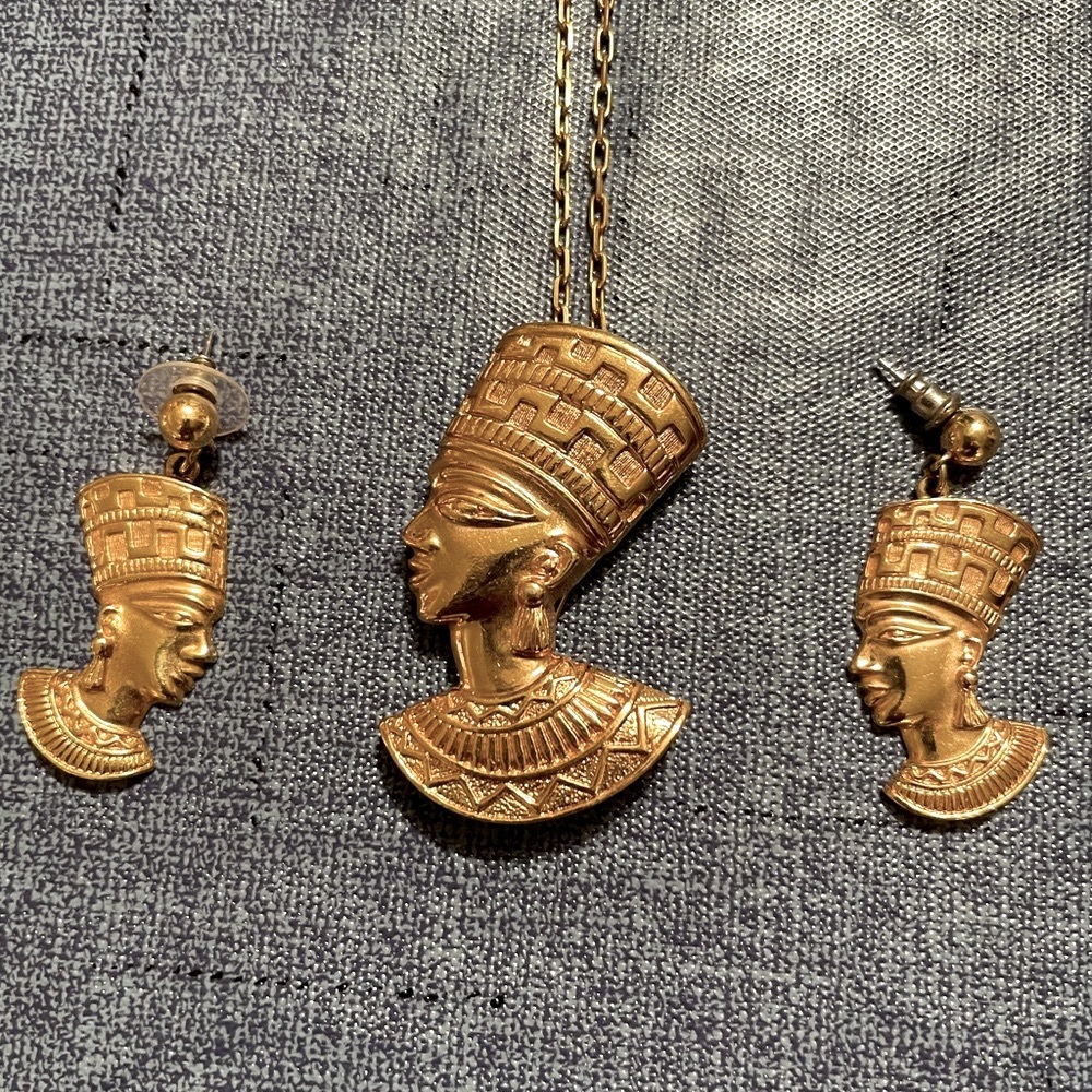 Necklace/Earring set.